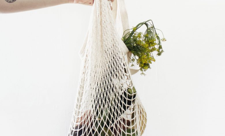 зеленчуци и зеленолистни растения в торбичка